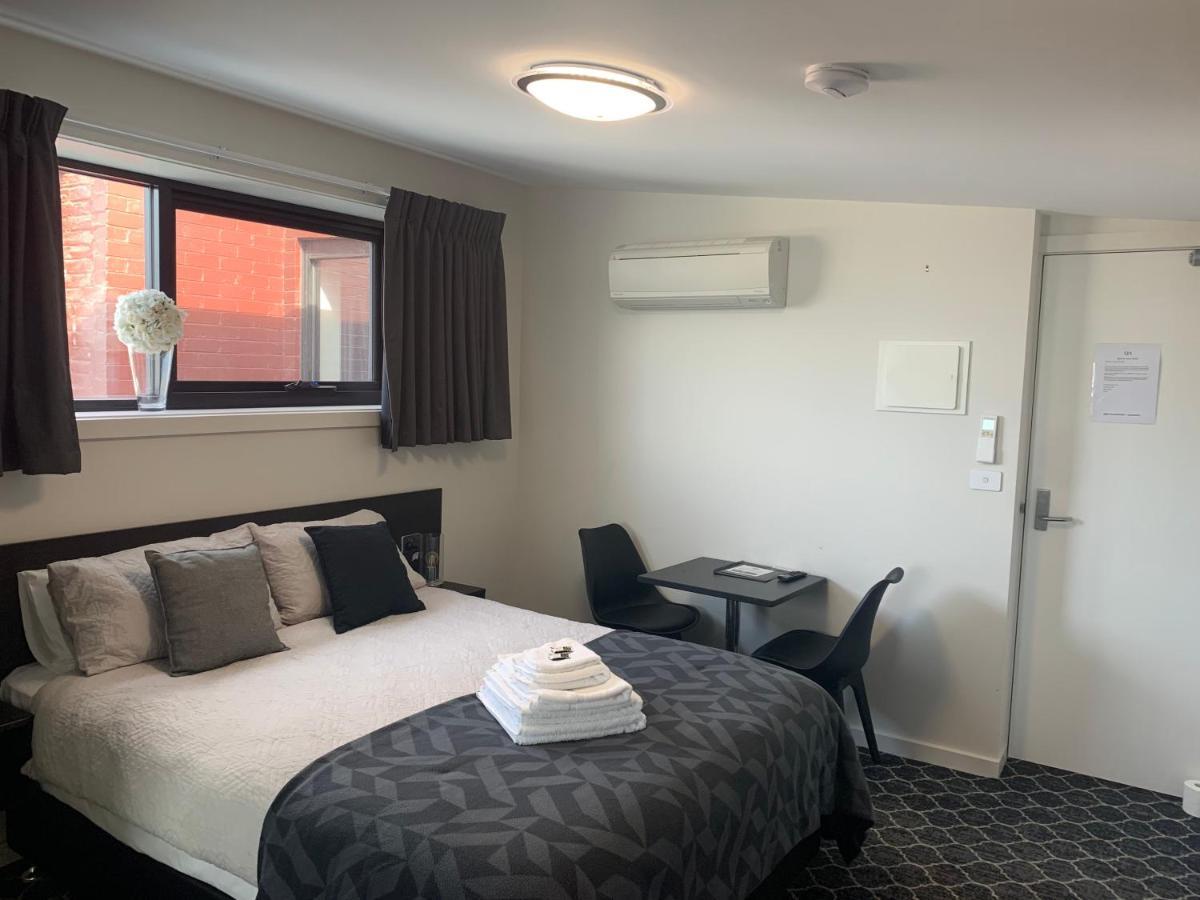 Queens Arms Hotel Longford المظهر الخارجي الصورة