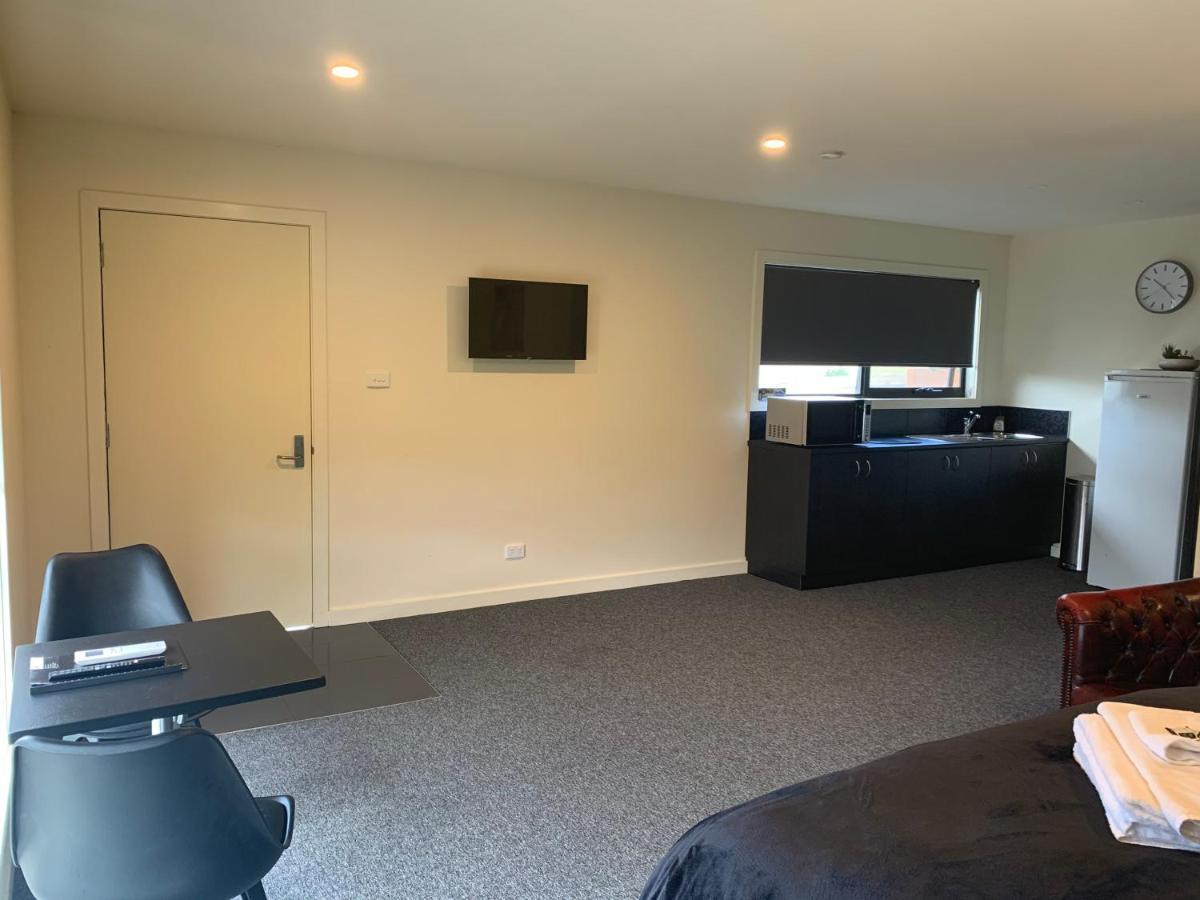 Queens Arms Hotel Longford المظهر الخارجي الصورة