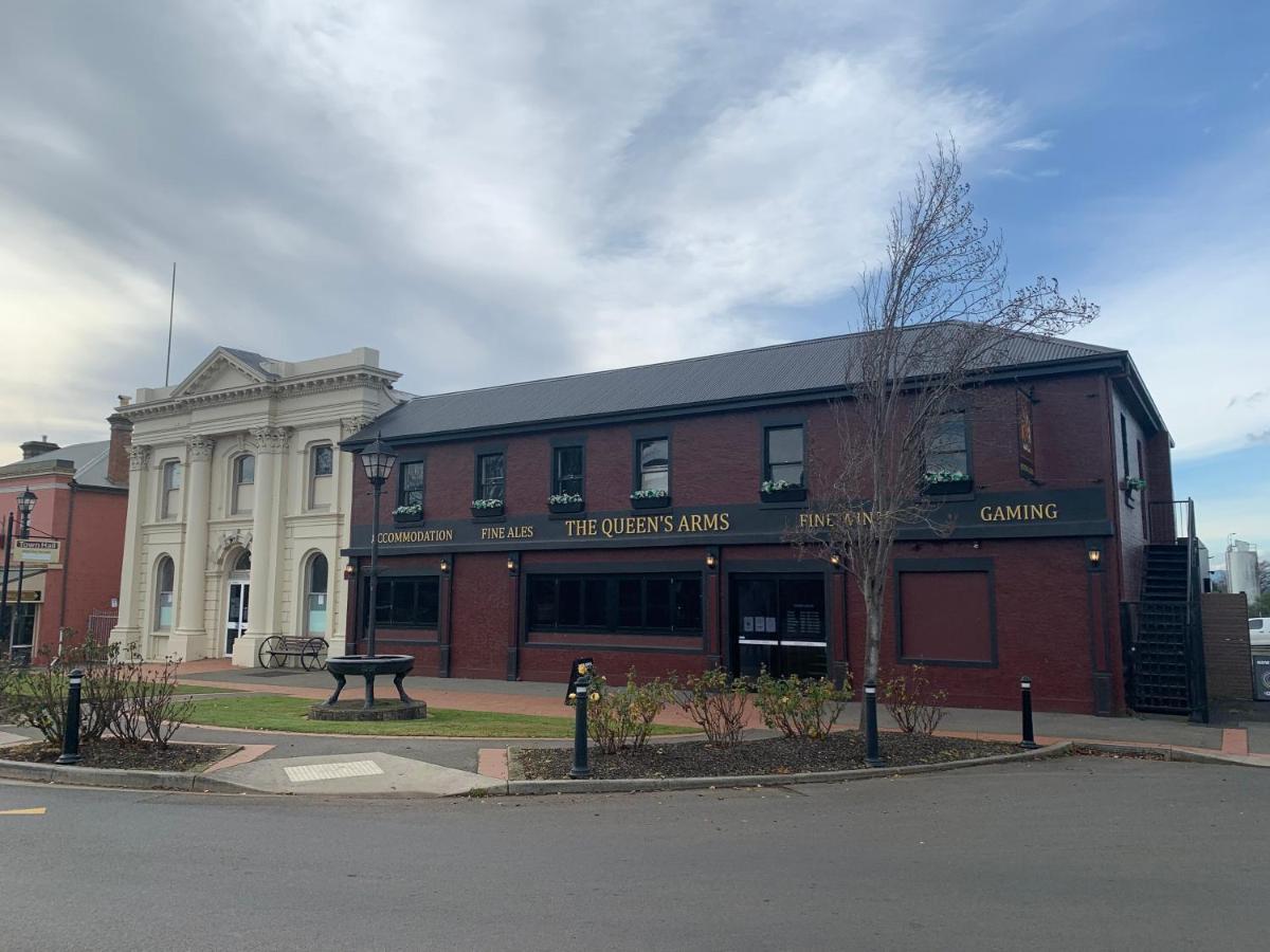 Queens Arms Hotel Longford المظهر الخارجي الصورة