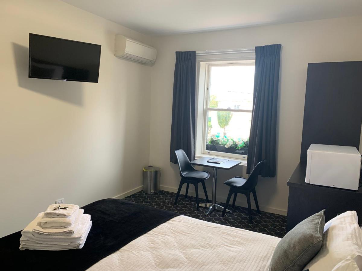 Queens Arms Hotel Longford المظهر الخارجي الصورة