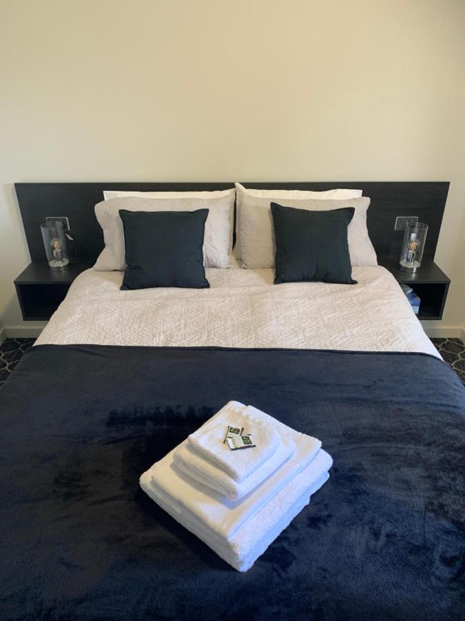 Queens Arms Hotel Longford المظهر الخارجي الصورة